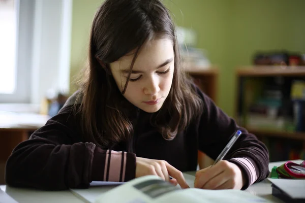 Κορίτσι μάθηση στο σπίτι — Φωτογραφία Αρχείου