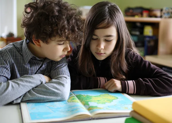 Kinderen leren thuis — Stockfoto