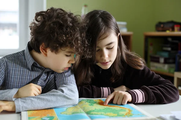 Kinderen leren thuis — Stockfoto