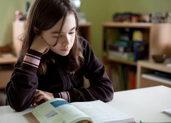 Fille apprentissage à la maison — Photo