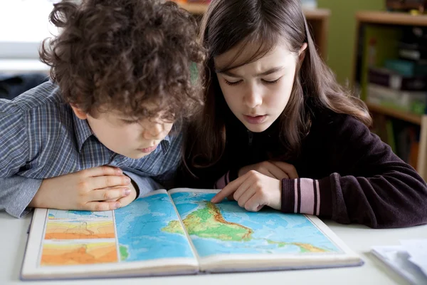 Les enfants apprennent à la maison — Photo