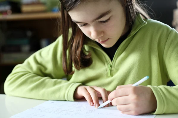 Girl doing homework — Stock Photo, Image