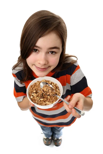 Menina segurando tigela de muesli — Fotografia de Stock