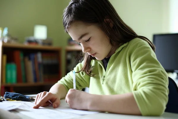 Niña aprendiendo en casa —  Fotos de Stock