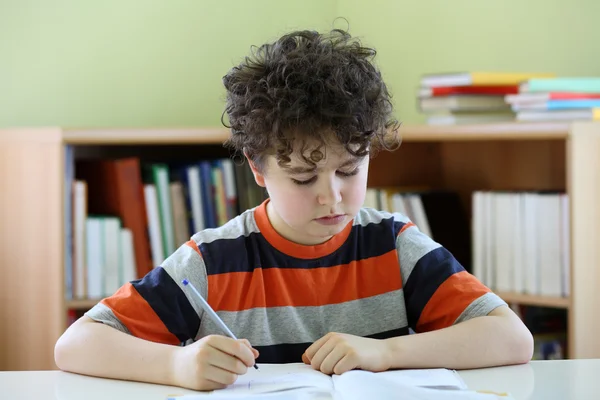 Jongen doet huiswerk — Stockfoto