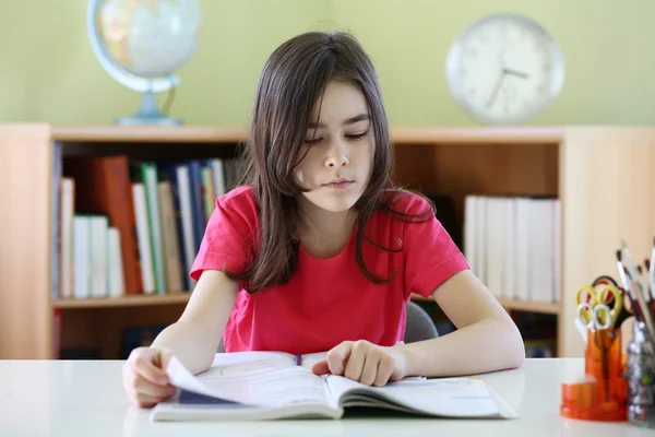 Meisje doet huiswerk — Stockfoto