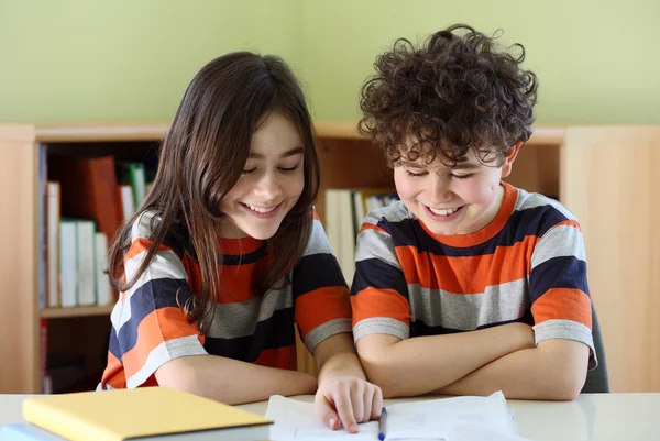 Kinderen die huiswerk maken — Stockfoto