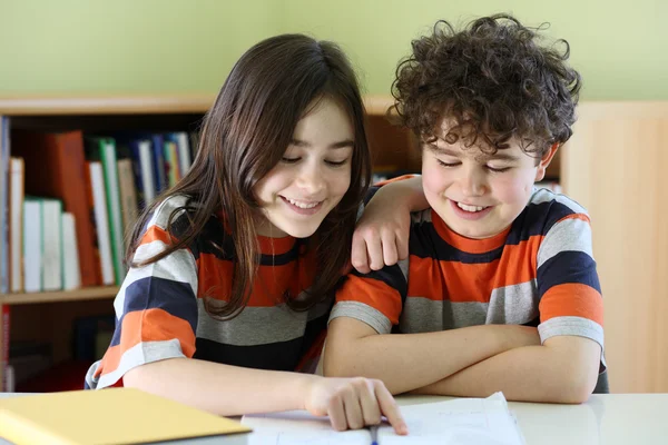 Niños haciendo deberes —  Fotos de Stock