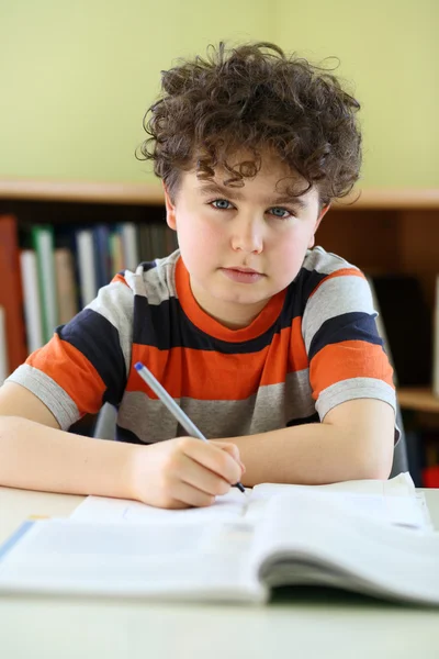 Chlapec dělá domácí úkoly — Stock fotografie