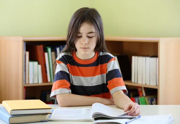 Meisje doet huiswerk — Stockfoto