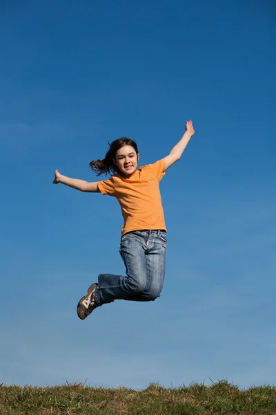Dziewczynie skaczącej odkryty — Zdjęcie stockowe