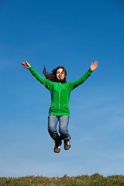 Dívka, která skočila venkovní — Stock fotografie