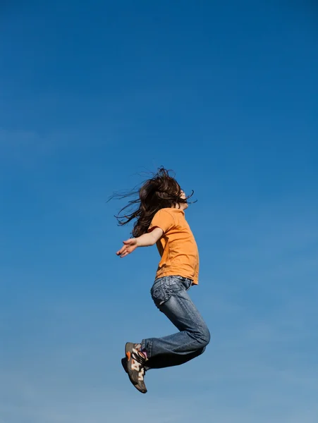 Menina pulando ao ar livre — Fotografia de Stock