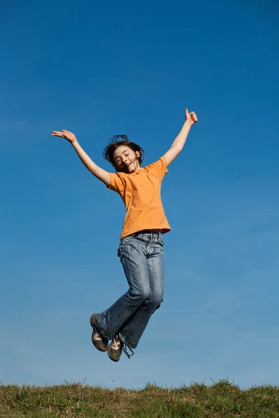 Chica saltando al aire libre — Foto de Stock