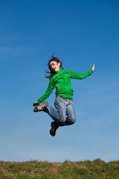 Menina pulando ao ar livre — Fotografia de Stock