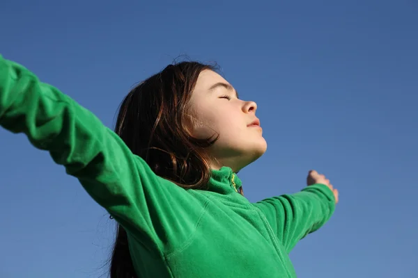 Girl standing with open arms — Stock Photo, Image