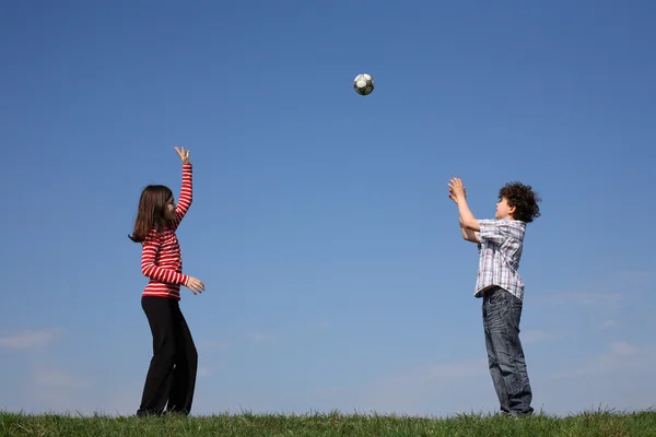 Barn som spelar boll — Stockfoto