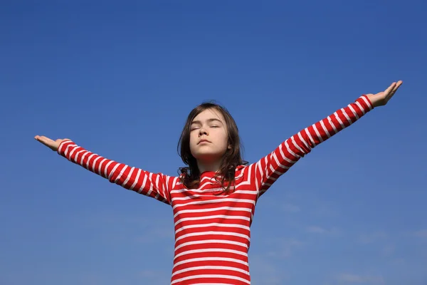 Fille debout avec les bras ouverts — Photo