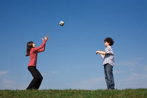 Bambini che giocano a palla — Foto Stock