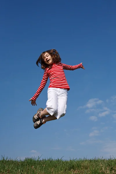 Chica saltando al aire libre — Foto de Stock