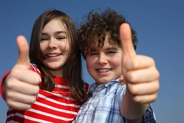 Kinder zeigen Daumen hoch — Stockfoto