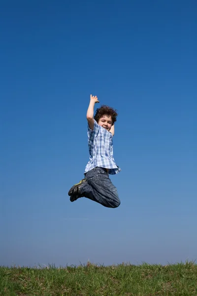 푸른 하늘에 대 한 점프 하는 소년 — 스톡 사진