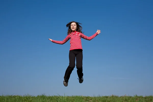 Menina pulando ao ar livre — Fotografia de Stock