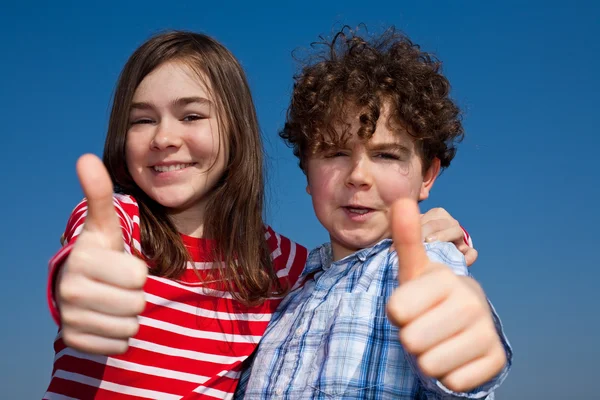 Bambini che mostrano i pollici in su — Foto Stock