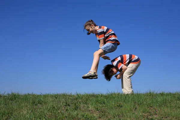 Bambini che giocano all'aperto — Foto Stock