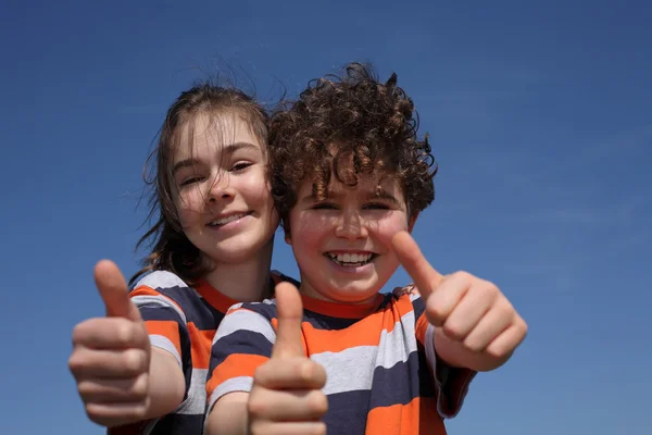 Kinder zeigen Daumen hoch — Stockfoto