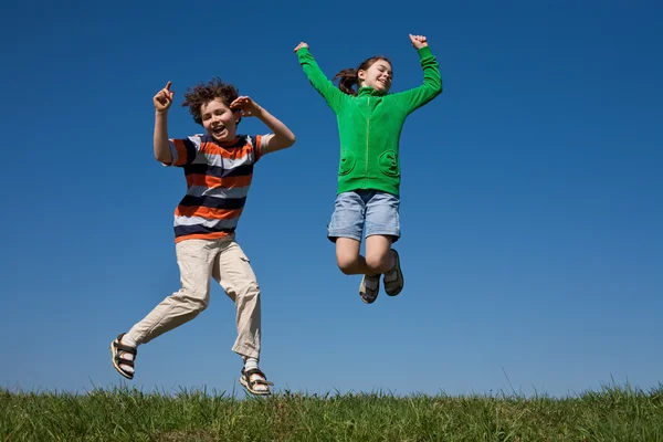 Niños jugando al aire libre —  Fotos de Stock