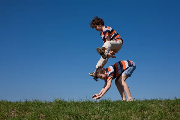 屋外で遊ぶ子供たち — ストック写真