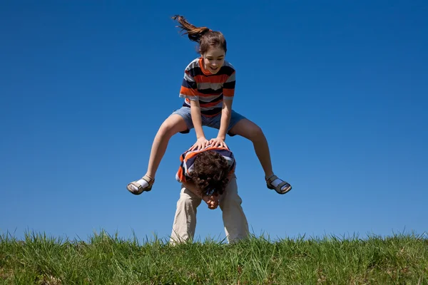 Niños jugando al aire libre —  Fotos de Stock