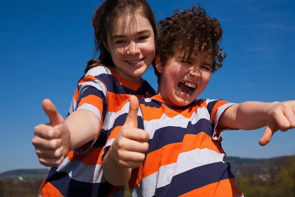 Niños mostrando pulgares hacia arriba — Foto de Stock