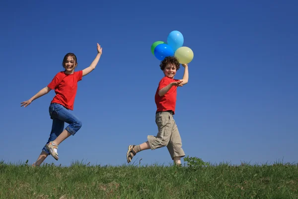 Kids holding balloons, playing outdoor — Stock Photo, Image