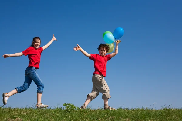 Kids holding balloons, playing outdoor — Stock Photo, Image