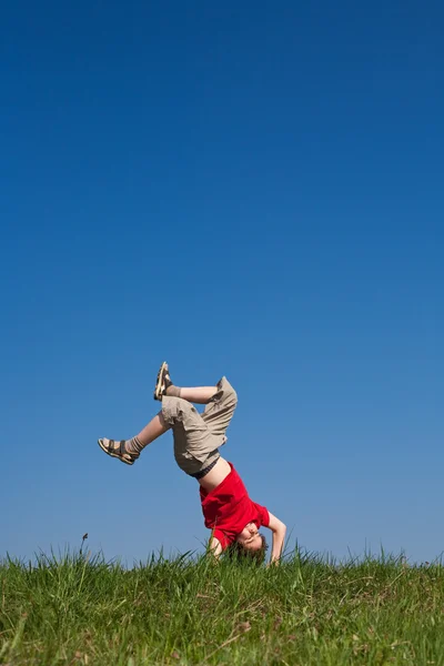 Băiat care se joacă în aer liber — Fotografie, imagine de stoc