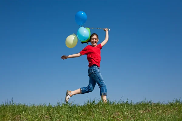 Mavi gökyüzüne doğru atlayan kız — Stok fotoğraf