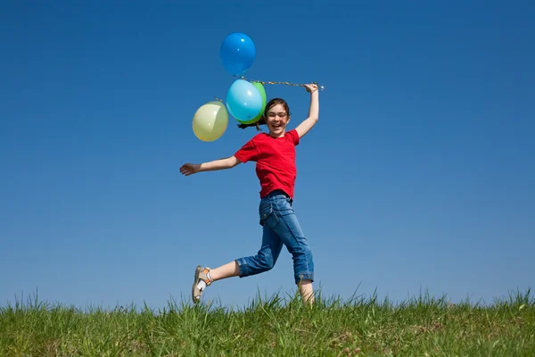 Ragazza che salta contro il cielo blu — Foto Stock