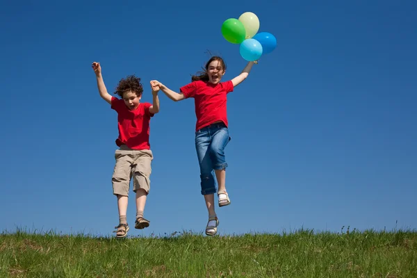 Balonlar, açık oynayan tutan çocuklar — Stok fotoğraf