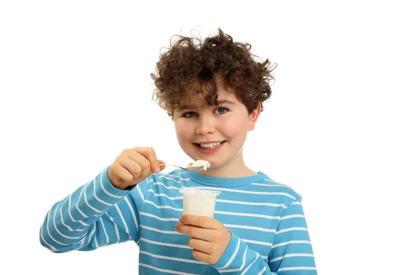 Junge isst Joghurt — Stockfoto