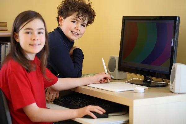 Niños usando computadora en casa —  Fotos de Stock