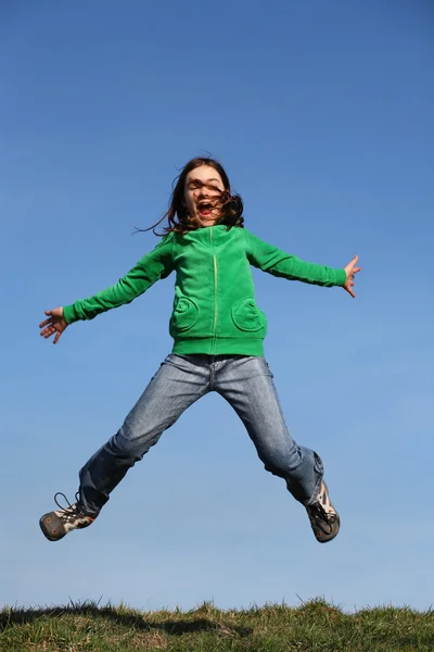 Flickan hoppar utomhus Royaltyfria Stockbilder