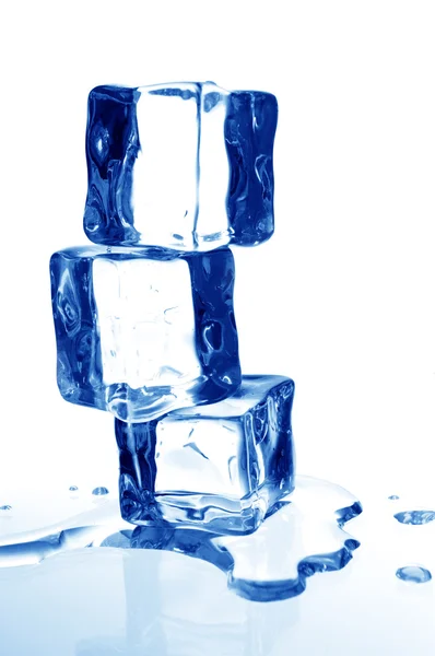 Cubos de hielo sintonizados azules —  Fotos de Stock