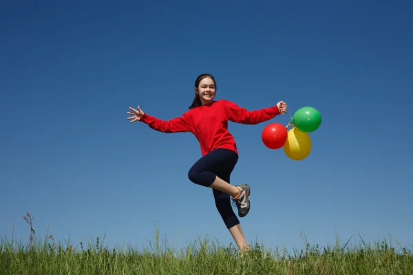 Fille sautant avec des ballons — Photo