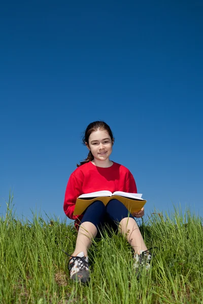 Kız kitap okuyor. — Stok fotoğraf