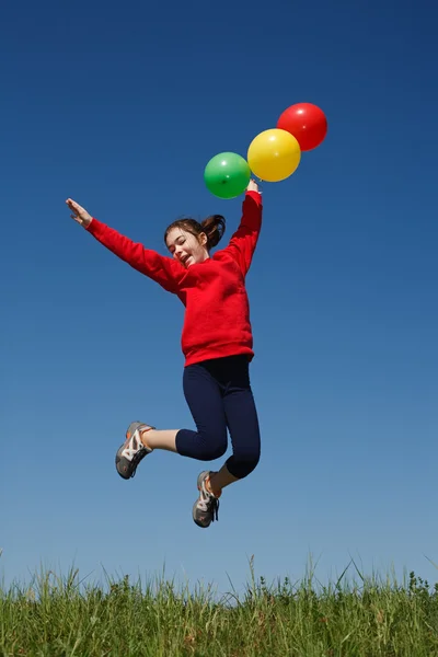 Dívka skákání s balónky — Stock fotografie