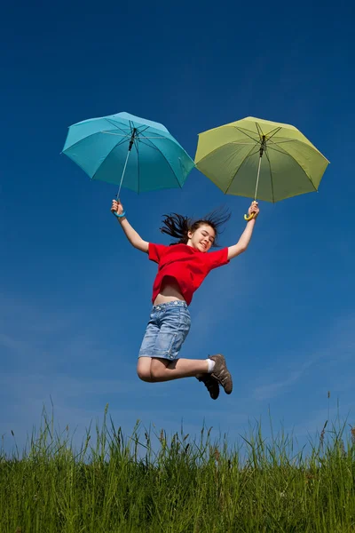 Dziewczynie skaczącej z parasol przeciw błękitne niebo — Zdjęcie stockowe