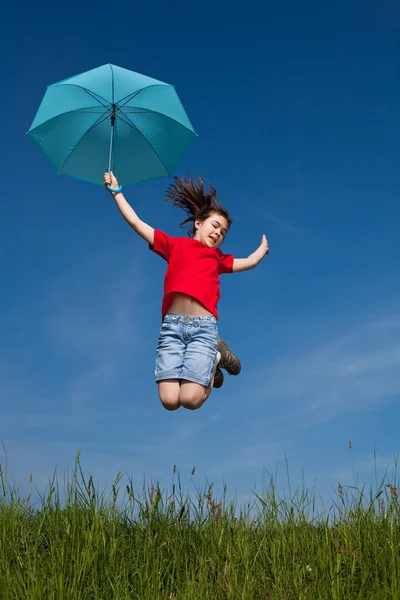 ジャンプ、青い傘で飛ぶの女の子 — ストック写真