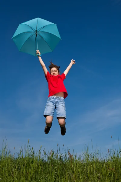 Dívka skákání, létání s modrý deštník — Stock fotografie